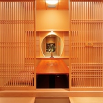 甲羅では掘りごたつ、テーブル席の2名様から利用できる個室をご用意しております