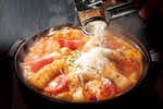 赤から鍋はお好きなトッピングを追加できます！トマトとチーズでイタリアン風にするのも◎