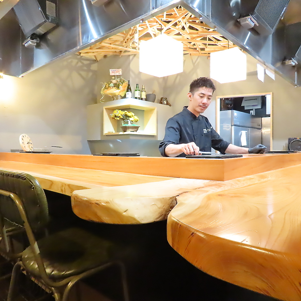 デートや記念日、ご夫婦でのお食事に最適なカウンター席を完備。洗練された店内で優雅なひとときを★