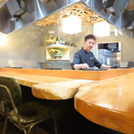 デートや記念日、ご夫婦でのお食事に最適なカウンター席を完備。洗練された店内で優雅なひとときを★