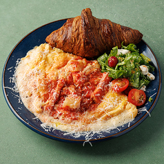 ふわふわオムレツ 藤沢豚のグアンチャーレとモッツァレラチーズと男爵芋のトマトソース