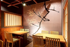 当店の6名様用テーブル席は、お子様連れの方にも最適な空間です。温かみのある木のぬくもりが感じられる席で、女子会やママ友会を心ゆくまで楽しむことができます。周囲を気にせず、和やかな雰囲気の中で会話と食事を満喫してください。特別なひとときを、ぜひこの席でお過ごしください。