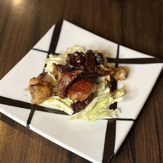 気仙沼のホルモン焼き キャベツの千切りとウスターソース