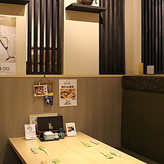 【1階テーブル席/4～6名様×2卓】4名様～6名様でご利用いただけるテーブル席は、1階フロアの奥に位置し、隣のテーブル席との仕切りがあるため、落ち着いた雰囲気でお過ごしいただけます！友人やご家族とのゆったりとした時間を過ごすのに最適です◎確実にお席を確保されたい方は、事前予約がおすすめです！