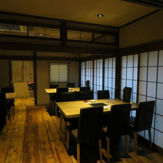 20名様まで可能。１階のフロアでは大型の宴会も可能です。