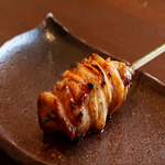 《厳選の銘柄鶏・地鶏》1本1本丁寧に焼き上げた焼き鳥は、旨味が凝縮されてふっくらジューシー絶品！