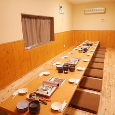 会社の大宴会や同窓会など、大型の集まりにはこちらの広大な座敷席がおすすめです◎最大65名様まで一堂に会することができるため、移動もしやすく、宴会が盛り上がること間違いなし♪大人数でも圧迫感を感じさせない広々とした設計になっており、幹事様も安心のキャパシティです。思い出に残る素敵な夜を演出いたします。