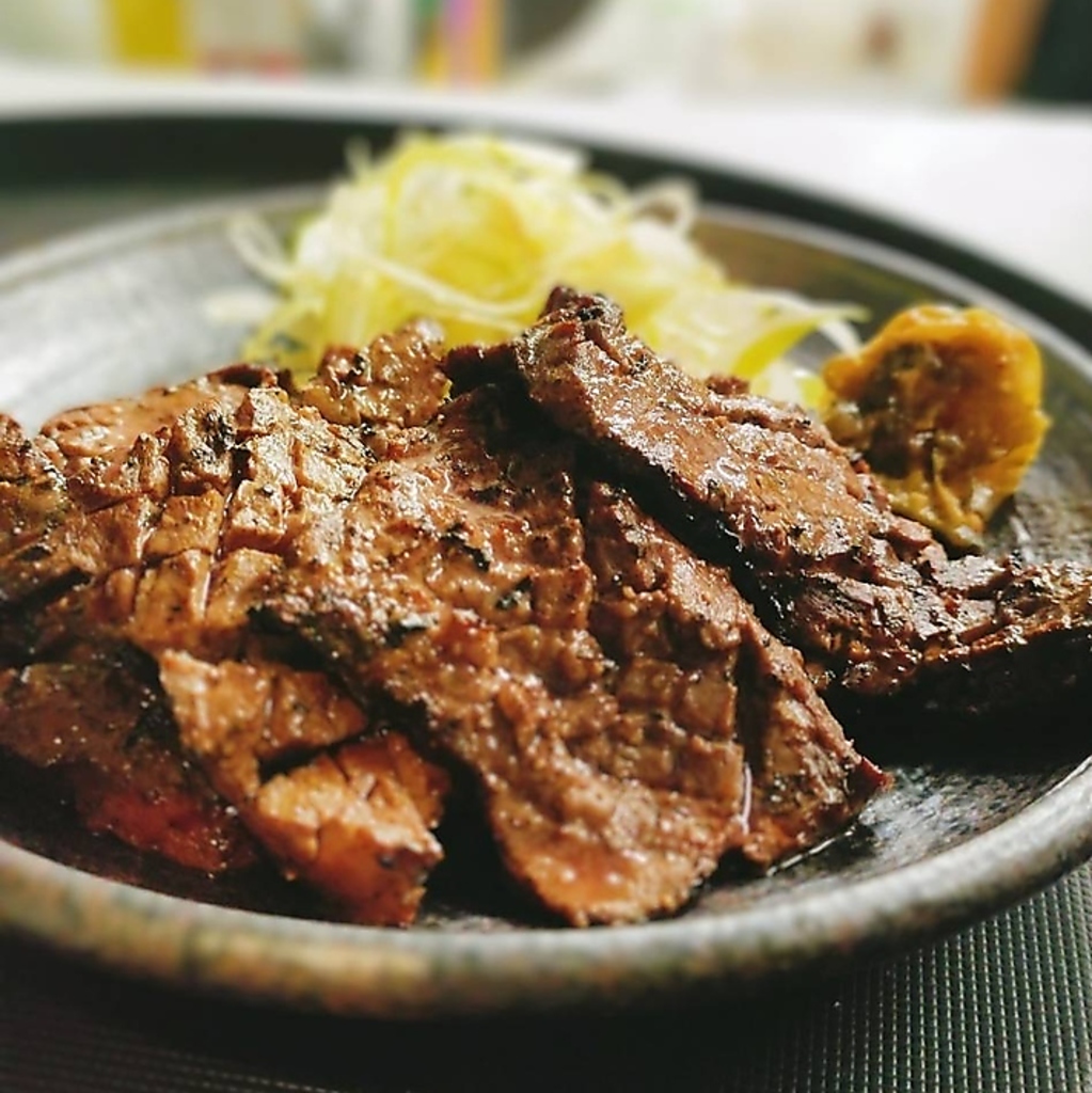 噛むほどに旨味が溢れ出るお肉料理も豊富◎ワインハイボールなどお気に入りドリンクを合わせて乾杯！