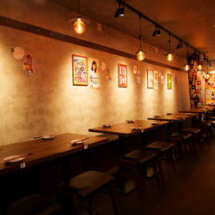 【お洒落なテーブル席と店内雰囲気♪】こだわりは心から全てのお客様にくつろぎ楽しんでいただくこと♪ 私どもがその空間づくりを全力でお手伝いさせていただきます！記念日や接待に誕生日など,様々なシュチュエーションにも対応させていただきます◎梅田で居酒屋をお探しの方は是非当店へご来店ください！