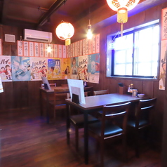 窓際のテーブル席は広々空間で落ち着いてお楽しみいただけます！