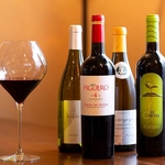 《ラインナップ豊富なワイン》店主が厳選して提供。深みある赤・さっぱりとした白、焼き鳥との相性◎