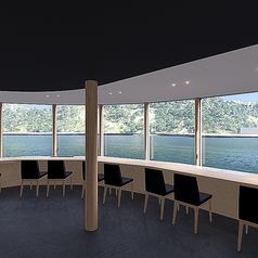 贅沢な鮨割烹の醍醐味を味わえる白木のカウンター席を10席ご用意しております。会員制の特別な空間で、大きな窓からは穏やかな海が一面に広がる息をのむような絶景を独占できます。目の前で職人が握る至高の鮨を、最高のロケーションと共にゆったりとお楽しみください。心に残る時間をお約束します