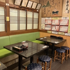 ゆったりと寛げる4人掛けのテーブル席は、お仕事帰りや2軒目のご利用にも最適です。美味しいお寿司を囲みながら、周りを気にせず会話も弾むプライベートな空間。大切な人たちと笑顔溢れるひとときをどうぞ。