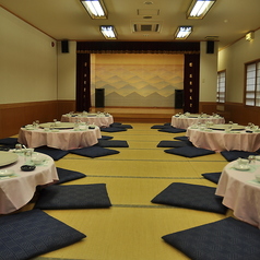 大人数でのご宴会に最適なお座敷席となっております。ちょっとしたステージもあるので余興などをする際に向いているお部屋となっております。会社などのご宴会にぜひどうぞ。