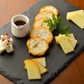 料理メニュー写真 蔵王チーズの盛合せと仙台麩