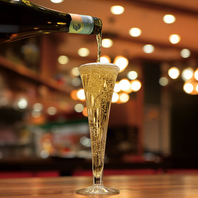 まずは名物！なみなみシャンパンで乾杯！