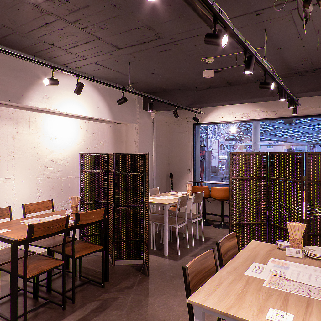 店内は開放的な空間となっております！テーブル席でゆっくりとお食事をお楽しみいただけます♪