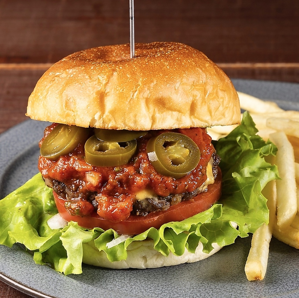 つなぎなし！100%国産牛パティをふわふわバンズで挟んだこだわりのハンバーガーをご堪能ください！