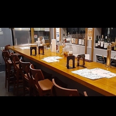 木の温もりを感じるカウンターで和気あいあいとした雰囲気♪是非おひとりでもお越しくださいませ♪