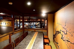 当店のオープンカウンター席では、目の前で調理される新鮮な海の幸を楽しむことができます。カウンター席は7席ご用意しており、料理人の技を間近で見ることができるため、食事の楽しみが一層深まります。新鮮な食材の香りと共に、心温まるひとときをお過ごしいただける空間をご用意しております。