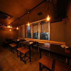 木目調を基調とした店内は、あたたかな灯りに包まれた落ち着きある空間。木のぬくもりを感じるテーブルが並び、ゆったりとした時間が流れます。まるで自宅のダイニングで過ごすような心地よさの中で、季節の料理とともにくつろぎのひとときをお楽しみいただけます。