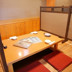 足を伸ばしてゆったりと寛げる掘りごたつ席は、2名様から4名様での少人数利用に大人気です◎落ち着いた個室風の造りになっているため、周りを気にせず大切な方との会話に集中できます♪デートでのご利用や、親しい友人との語り合い、女子会にもぴったり。和の情緒漂う空間で、日頃の疲れを癒やすひとときをどうぞ。