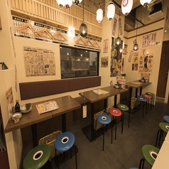 【屋台気分を楽しめる♪】九州博多の風物詩“中洲の屋台村”の雰囲気と名物料理が楽しめる大衆居酒屋！提灯の灯りに包まれながら、仲間ともつ鍋を囲むもよし。特選馬刺しなど一品料理に舌鼓を打つもよし。飲み放題付宴会コースで大人数の打ち上げなどさまざま楽しみ方をご提供！