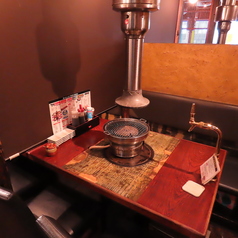 4名様までご案内可能なお席です！長方形のテーブルなのでお料理が来てもスペースは余るので、安心してお料理をお楽しみいただけます◎お子様連れのお客様でも楽しんでお食事していただける空間となっております。