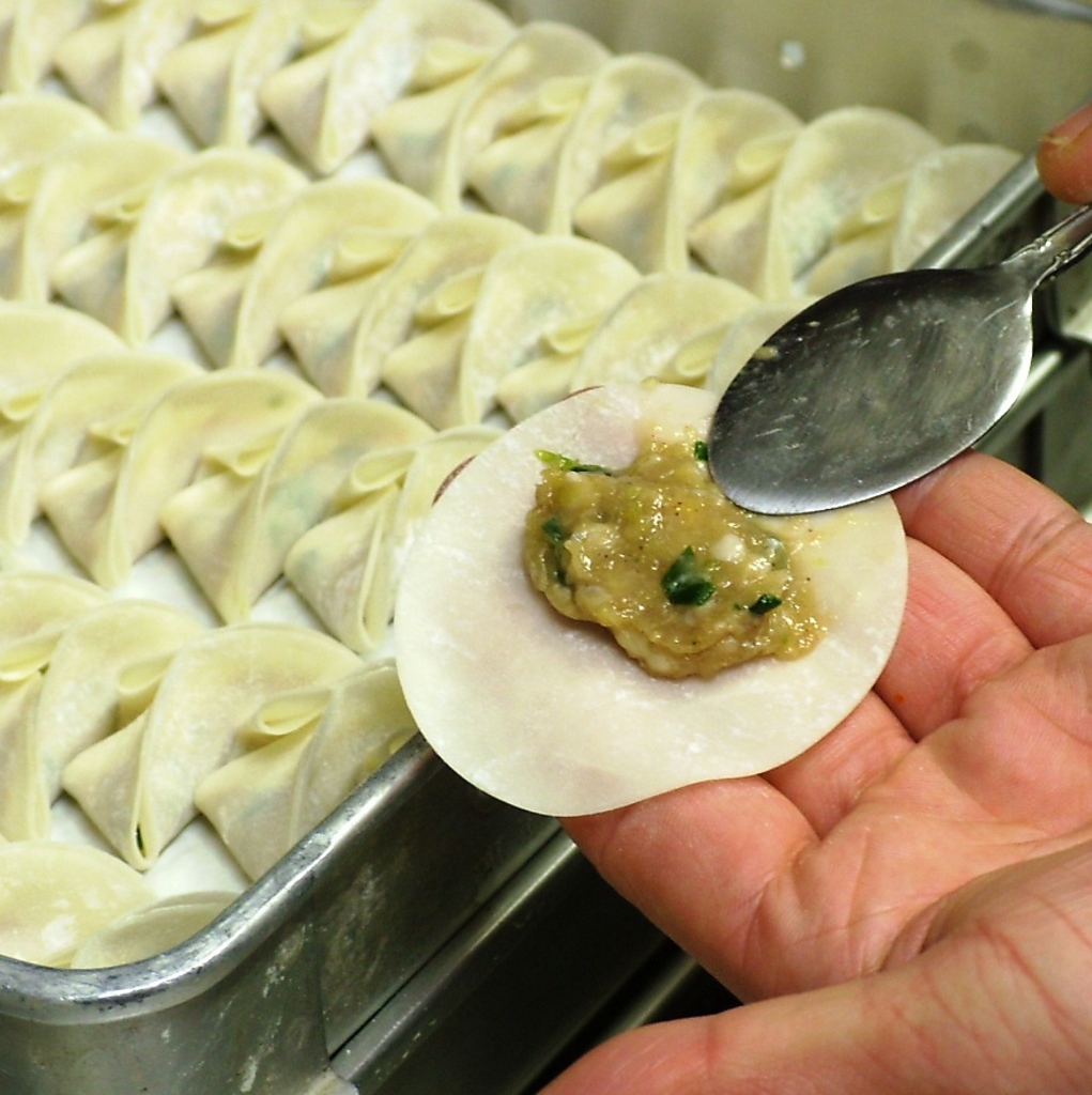 看板メニューの『黒豚一口餃子』は、ひとつひとつ手作り