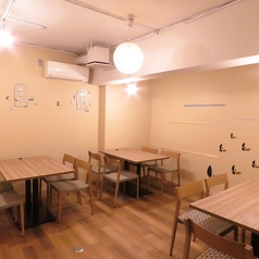 プライベート感溢れる落ち着いた空間で、特別なひとときをお過ごしいただけます。シンプルで洗練された席が配置され、ゆったりとした時間を楽しむことができます。友人や家族との食事や、特別なイベントなどに最適です。心ゆくまでお食事や会話をお楽しみください。