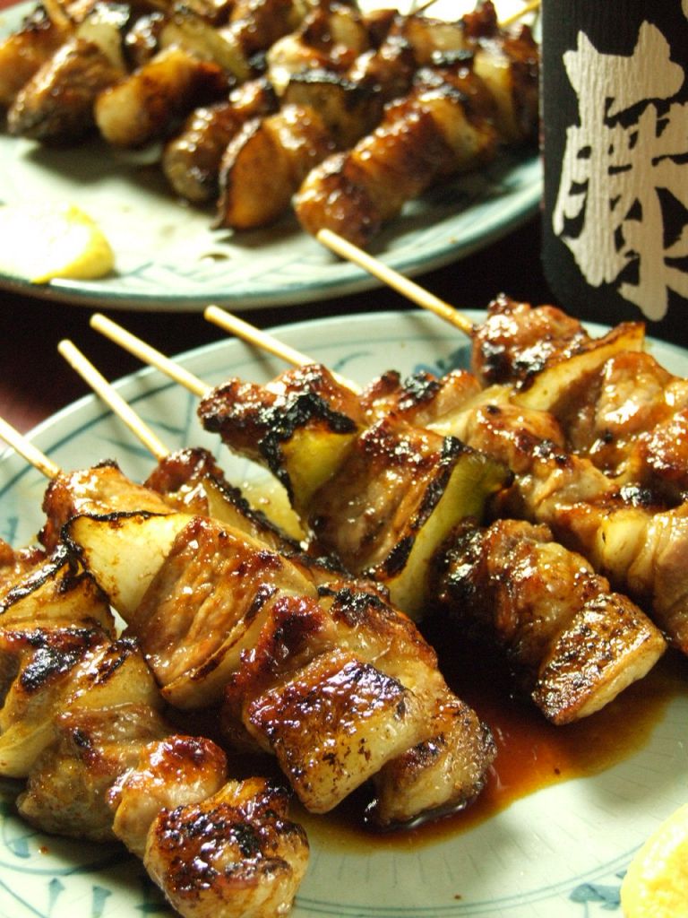 豚肉、玉ねぎ、洋がらしが三位一体となった串に秘伝のタレ…これぞ室蘭焼き鳥！2本250円、4本450円
