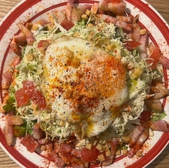 ベーコンと目玉焼きのシーザーサラダ
