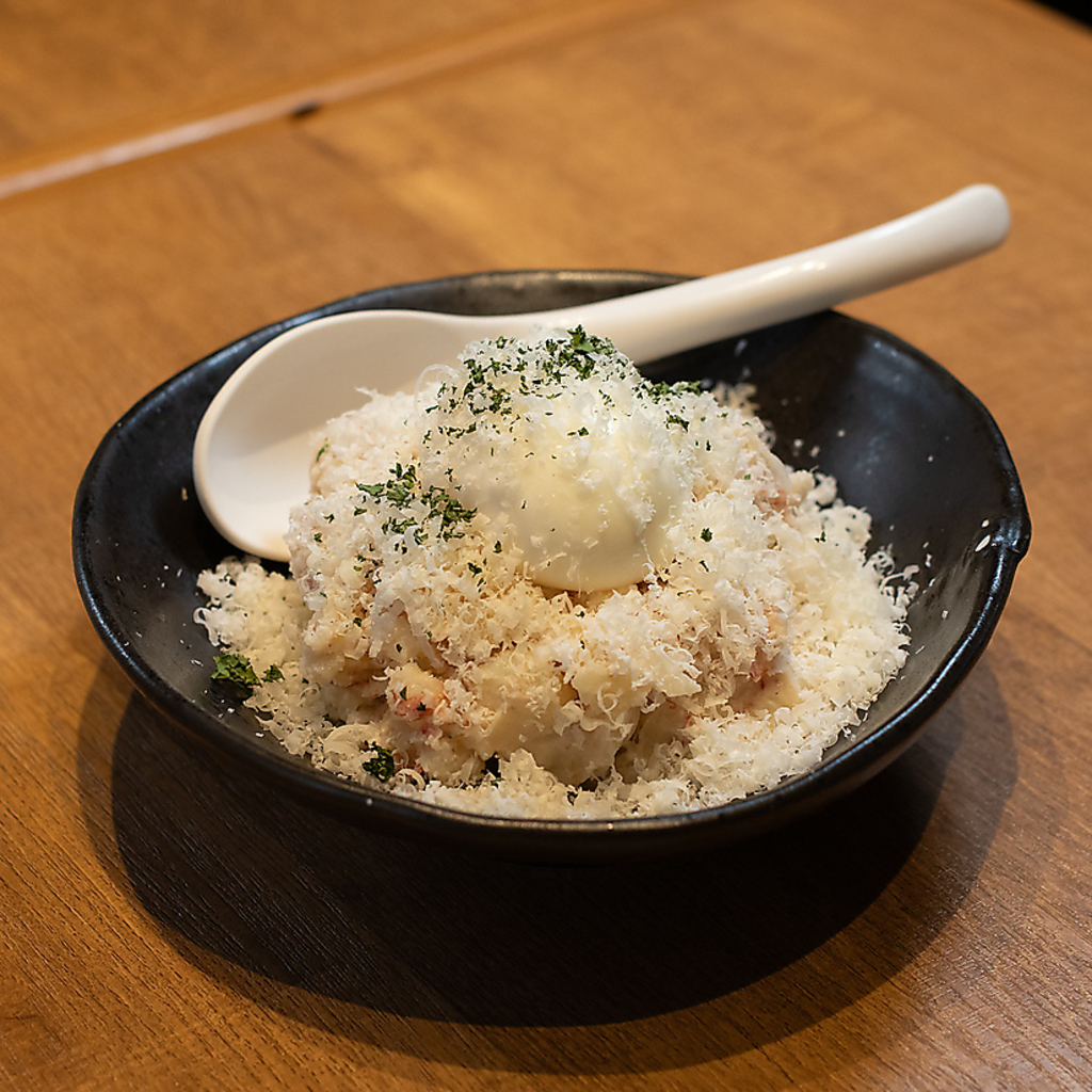 定番のポテトサラダに半熟玉子をトッピング◎とろーり濃厚な黄身とポテサラの相性が抜群です♪