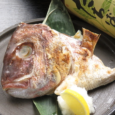 【日替わりメニュー】その日に仕入れたお魚で♪鯛カマ塩焼き　528円の写真