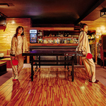 ビルの最上階にある隠れ家。メインフロアの真ん中には中目のシンボル卓球台が。