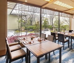 【1～4人掛けテーブル】店内はゆったりとお寛ぎいただけるテーブル席を多数ご用意しております。※5名以上でのご利用の際は、テーブルを2つ繋げてご利用いただけます。