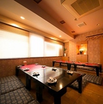 間接照明がお洒落な店内◎テーブル席とお座敷のお席でゆっくり寛いでいただけます★