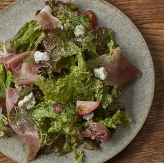 季節のフルーツと生ハムとリコッタの華やかに～サラダ