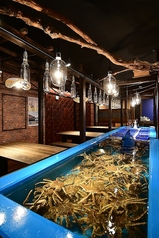 当店のカウンター席は、デートや記念日、ご夫婦でのご利用に最適です。目の前で調理される新鮮な食材が生簀から取り出され、職人の技によって美味しい料理へと変わる瞬間を楽しむことができます。特別な時間を、ぜひこの場所でお過ごしください。