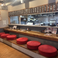 【1階:カウンター×1名×6】カウンター席は、お一人様~少人数でのご利用にぴったりなお席です。手軽にサク飲みをしたい時や、横並びでの会話を楽しみたい時にどうぞ★