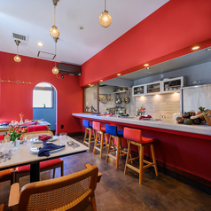 カウンター席では、シェフが目の前で料理を仕上げていく様子を間近で楽しめます。繊細な包丁さばきや盛り付けの瞬間、食材の香りや音までも五感で感じられるライブ感は、この席ならではの特別な体験。店内の雰囲気と相まって、目にも舌にも心地よいひと時をお楽しみください。