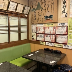 気心の知れたご友人との語らいにぴったりな、落ち着いた2人掛け席です。お互いのペースで好きな寿司をつまみ、お酒を酌み交わす贅沢な時間。周囲を気にせず、プライベートな会話をゆったり愉しめます。女子会にも◎