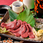 【特選馬刺し】当店人気商品。臭みがなくキレイな赤身です。特製ダレの馬肉ユッケもご用意。