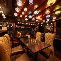 昼はカレー、夜は炭火焼きと創作。2つの顔を持つバル