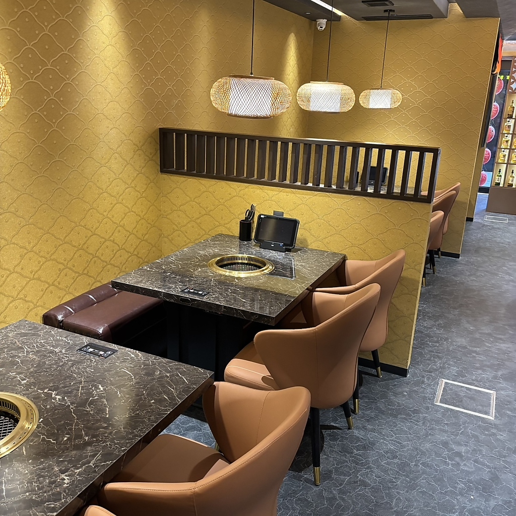 【多彩なテーブル席】落ち着いたシックな空間で、特別なひとときを。最大10名様までご利用可能です。