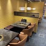 【多彩なテーブル席】落ち着いたシックな空間で、特別なひとときを。最大10名様までご利用可能です。