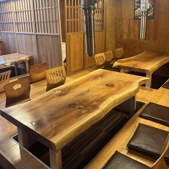 【1階:4名様テーブル×2 座敷】足を崩してゆったりと寛げる半個室の座敷席も完備◎楽な姿勢でお食事ができますので、大人の方からお子様まで快適にお使いいただけます。