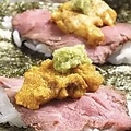 料理メニュー写真&nbsp;熟成牛肉ロースト雲丹海苔巻き(1カン)