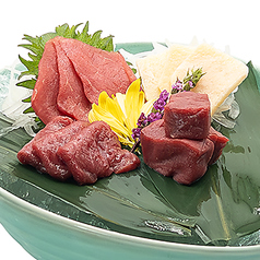 厳選馬刺し盛り合わせ　中　（4種）