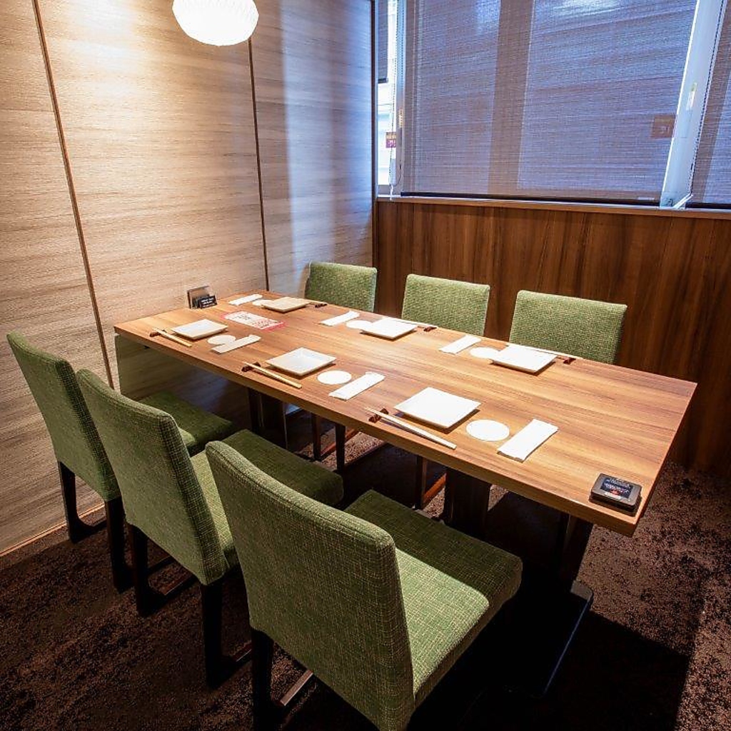 周りを気にしない個室空間で料理と共に心地よいひとときをお過ごしください。